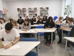 Школьный информационно-библиотечный центр находится на третьем этаже школы (здание по адресу ул. Фокина, д.19). Книжный фонд школьной библиотеки составляет 46394 книг,учебный фонд – 35008 учебников. Обеспечение учебниками составляет 100%. Автоматизированное рабочее место библиотекаря с выходом в Интернет, рабочие места для обучающихся с выходом в Интернет, имеется МФУ.